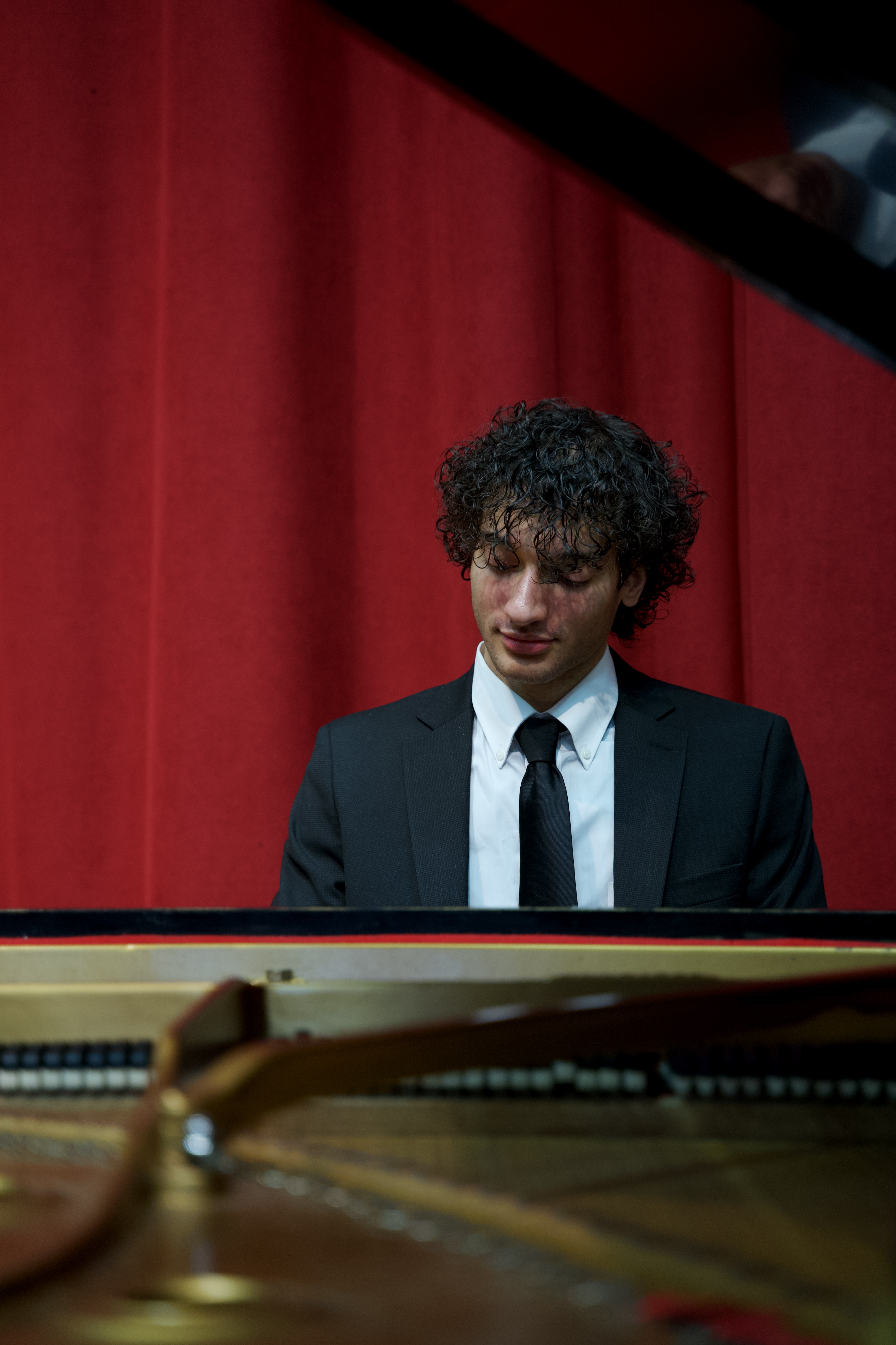 Oliver Rivera performing at the piano